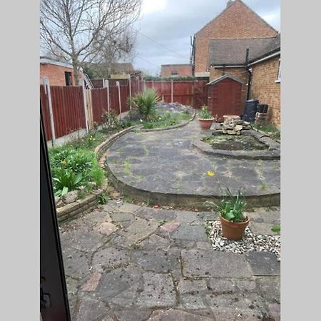 5 Bedroom House With Outdoor Space Upminster Bagian luar foto