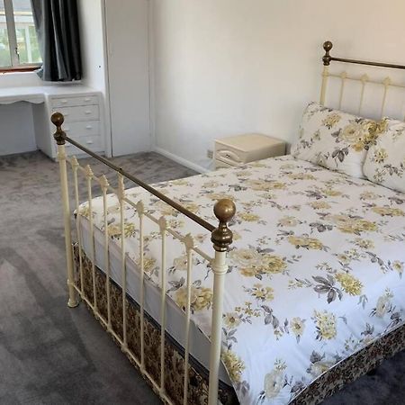 5 Bedroom House With Outdoor Space Upminster Bagian luar foto