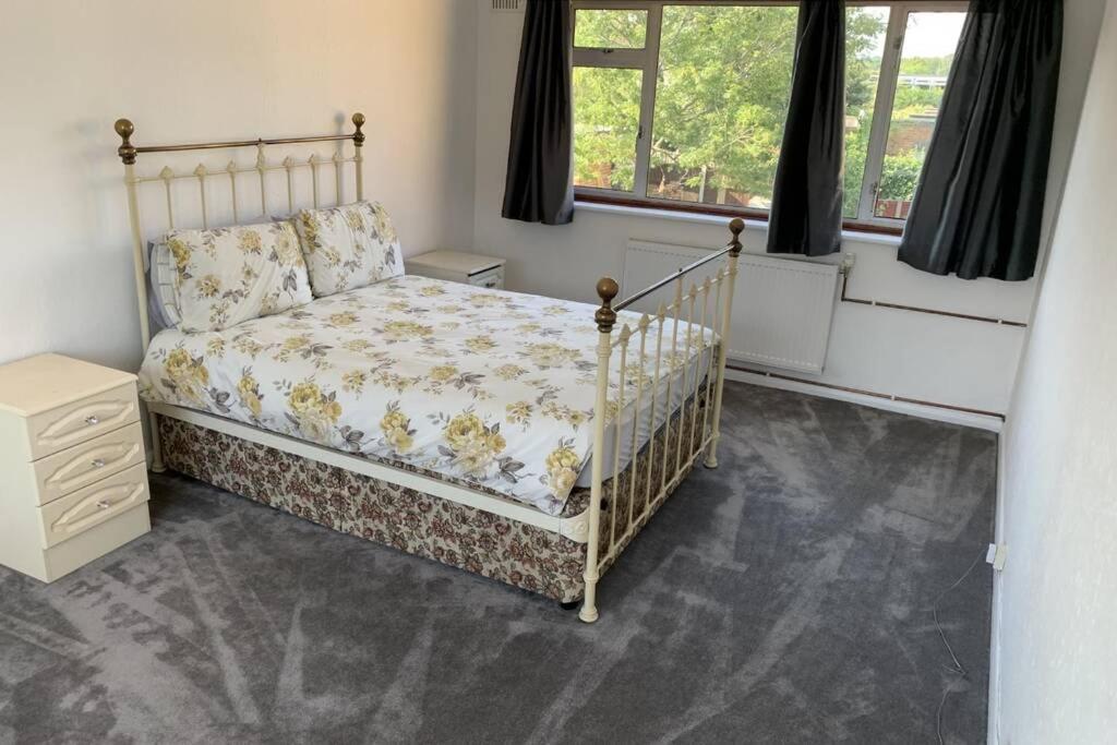 5 Bedroom House With Outdoor Space Upminster Bagian luar foto