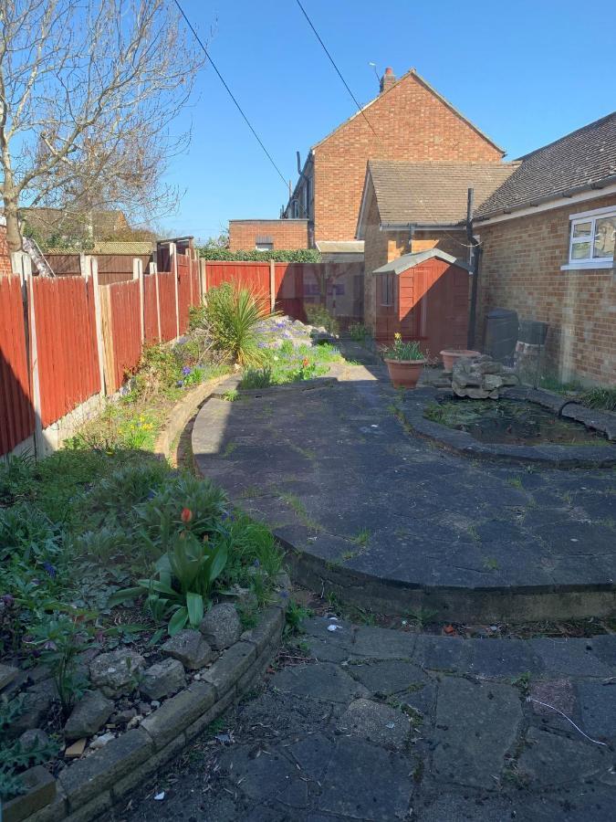5 Bedroom House With Outdoor Space Upminster Bagian luar foto