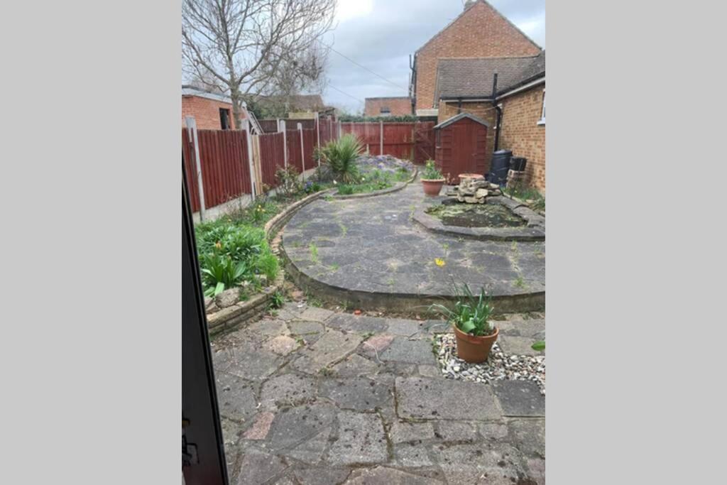 5 Bedroom House With Outdoor Space Upminster Bagian luar foto