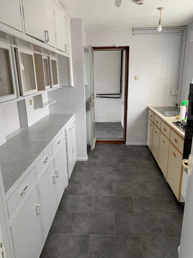 5 Bedroom House With Outdoor Space Upminster Bagian luar foto