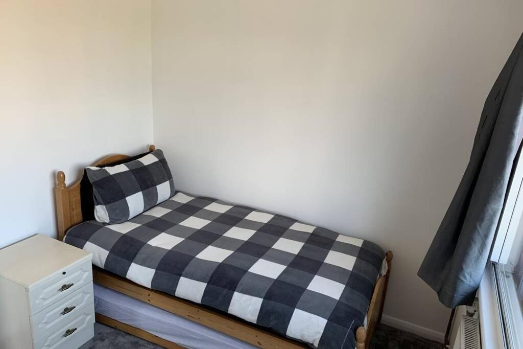 5 Bedroom House With Outdoor Space Upminster Bagian luar foto