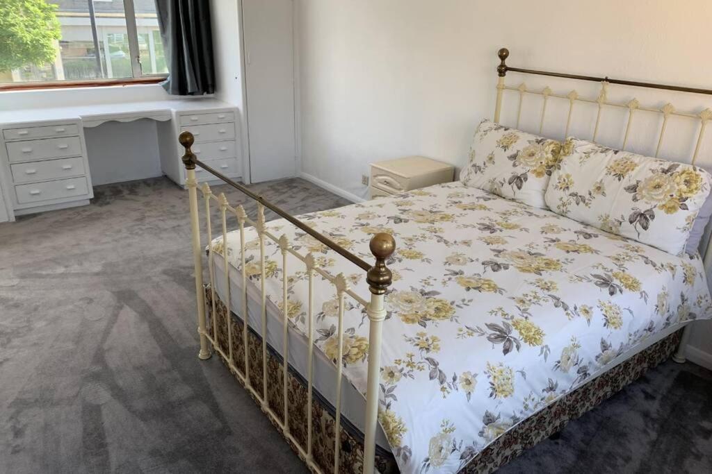 5 Bedroom House With Outdoor Space Upminster Bagian luar foto