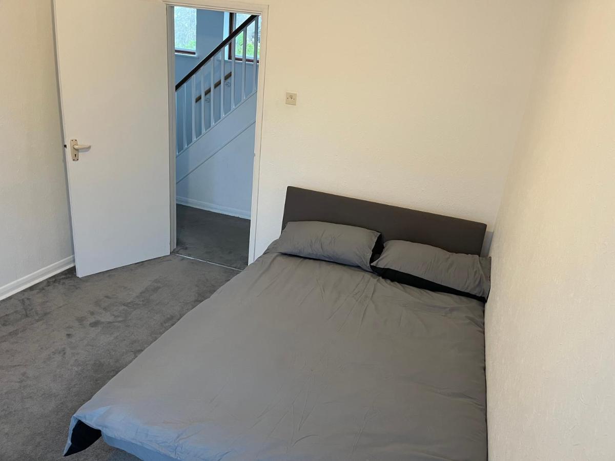 5 Bedroom House With Outdoor Space Upminster Bagian luar foto
